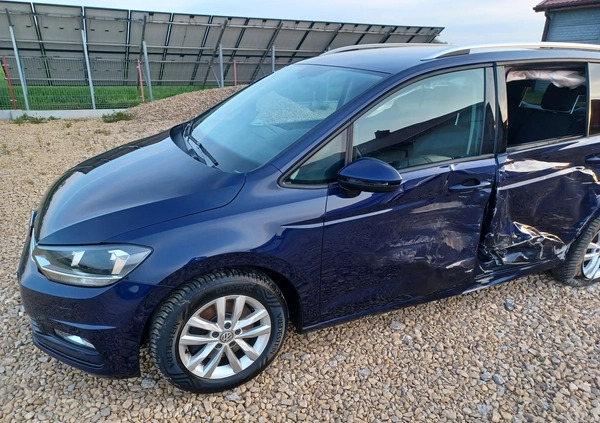 Volkswagen Touran cena 39999 przebieg: 124000, rok produkcji 2016 z Uniejów małe 137